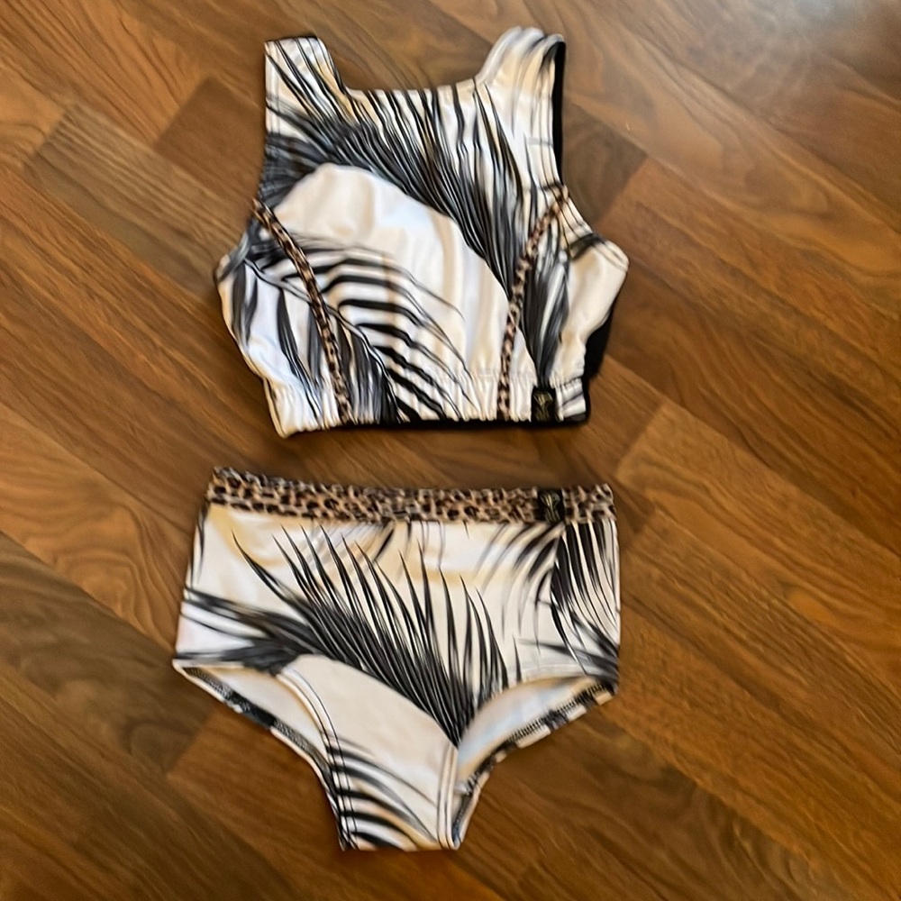 Pole Addict. Sports bra and high rise shorts. Small